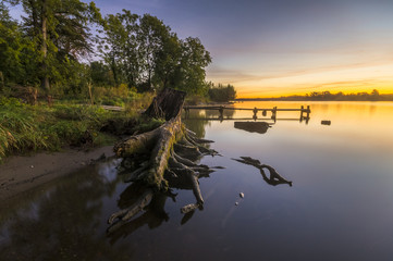 Bajkowy wschód słońca nad jeziorem © Mike Mareen