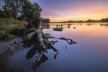 Bajkowy wschód słońca nad jeziorem © Mike Mareen