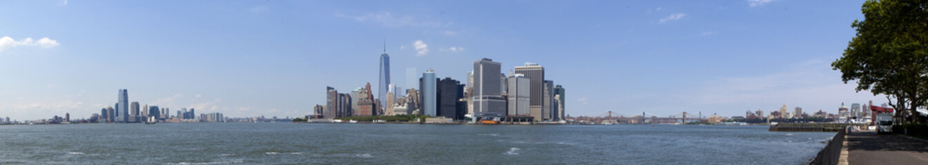 Fototapeta na wymiar Panoramic of lower Manhattan in New York City showing the new World Trade Center Freedom Tower, Jersey City (left) , lower Manhattan (center), Brooklyn (right) 