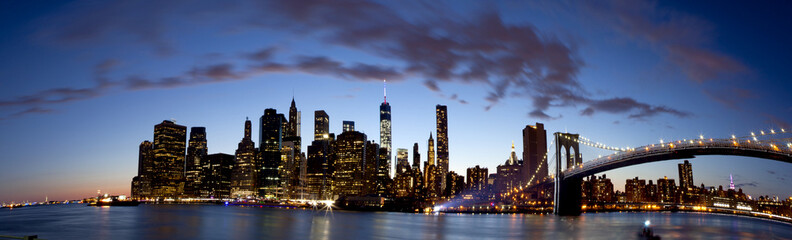 Obraz premium Panorama dolnego Manhattanu w Nowym Jorku przedstawiająca nową wieżę World Trade Center Freedom Tower tuż po zachodzie słońca, lato 2014 5 zdjęć wykorzystano do wykonania tego dużego zdjęcia panoramicznego