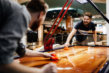 Obraz premium Air hockey is fun even for adults