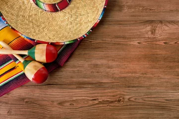 Gordijnen Mexico cinco de mayo houten achtergrond Mexicaanse hoed © david_franklin