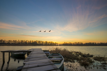 Łódka zacumowana przy drewnianym pomoście w piękny poranek © Mike Mareen