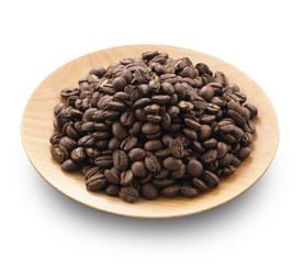 木皿に盛られたコーヒー豆