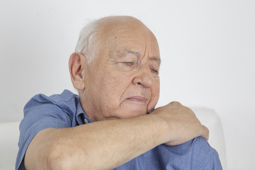 Obraz premium Elderly man with shoulder pain