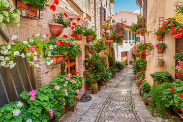 Małe miasteczko w słoneczny dzień, Włochy, Umbria