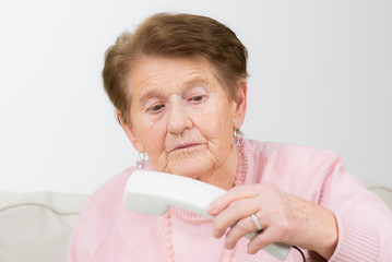 seniorin erkennt telefonhörer nicht