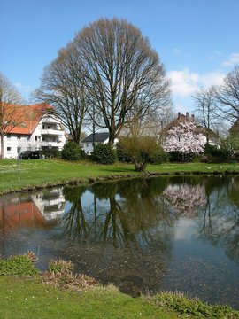 Der Meierteich im Fr&uuml;hling bei blauem Himmel und Sonnenschein im Stadtteil Schildesche in Bielefeld im Teutoburger Wald in Ostwestfalen-Lippe
