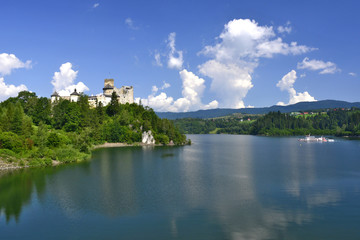 Fototapeta na wymiar Zamek w Niedzicy nad jeziorem Czorsztyńskim