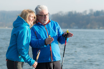 sportliches paar bei einer sportpause am see