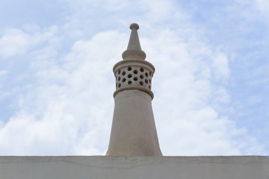Entl&uuml;ftungsturm an einem alten Haus in Lagos