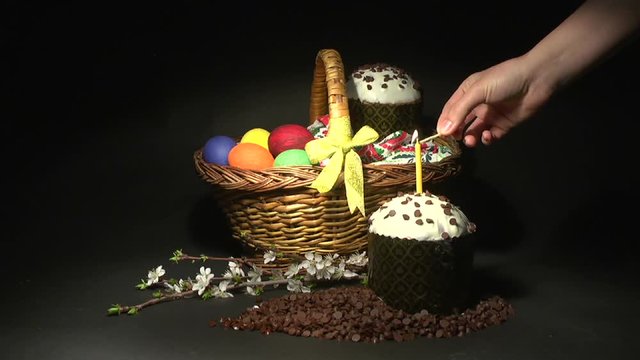 Пасха.Крашеные яйца. Зажигают свечу. Черный фон