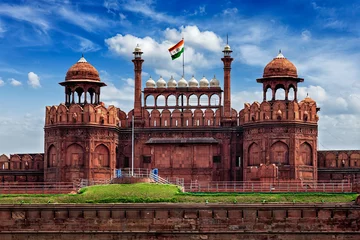  Rode Fort Lal Qila met Indiase vlag. Delhi, India © Dmitry Rukhlenko