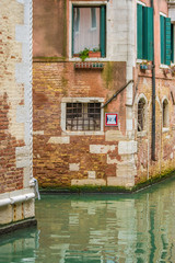 Fototapeta na wymiar Hauswand und Kanal in Venedig, Italien