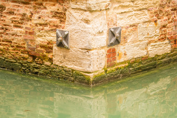 Hauswand und Kanal in Venedig, Italien