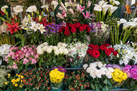 Fiori freschi  recisi su un banco di un fiorista per la vendita 