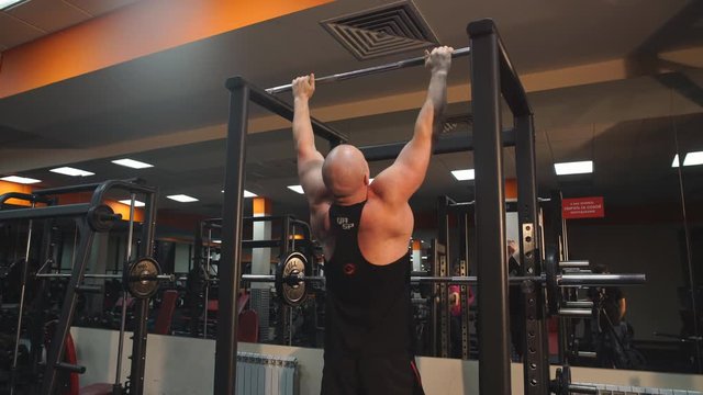 man doing pull UPS 