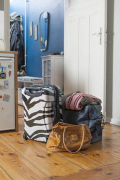 Koffer und Taschen bereit zur Abreise in der Wohnung