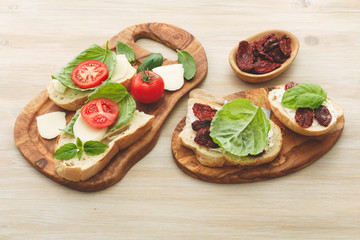 Sandwiches with mascarpone, dried tomatoes, basil