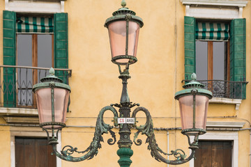 Fototapeta na wymiar Straßenlaterne in Venedig, Italien