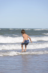 Fototapeta premium Enjoying the Waves on the Beach 