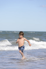 Fototapeta premium Enjoying the Waves on the Beach 