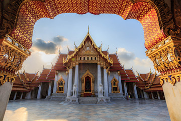Fototapeta premium Wat Benchamabophit Dusitvanaram jest popularny w Bangkoku w Tajlandii (6 kwietnia 2016)
