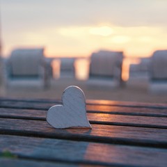 Grußkarte Herz am Meer - Strandkörbe im Hintergrund - Strandurlaub - Herzlich Willkommen