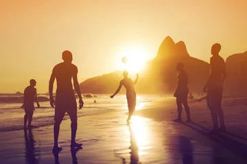 Abwaschbare Fototapete Silhouette der Einheimischen beim Ballspielen bei Sonnenuntergang am Strand von Ipanema, Rio de Janeiro, Brasilien. © R.M. Nunes