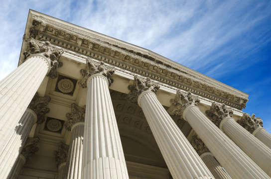 palais de justice en contre plong&eacute;e