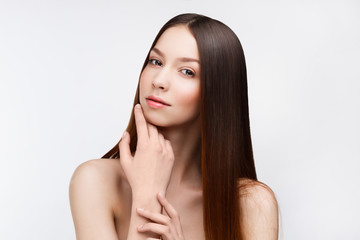 Naklejka premium Young beautiful brunette woman with natural makeup on grey backg