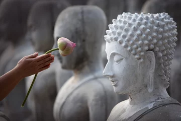 Zelfklevend Fotobehang Boeddha hand respect voor Boeddha beeld