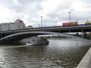 Fototapeta premium bridge near the Kremlin and pleasure boat