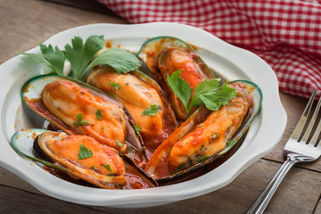 Mussels in tomato and herbs sauce