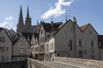 Naklejka premium Vieille ville de Chartres avec vue sur la Cathédrale avec un ciel bleu