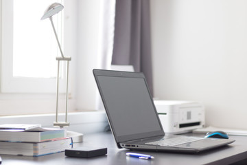 Schreibtisch mit Laptop