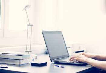 Schreibtisch mit Laptop und Hände