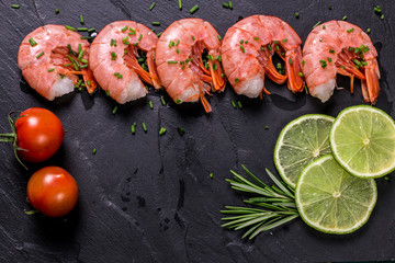 fresh shrimps served with onion and lime