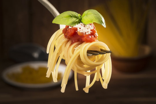 fork with spaghetti and tomato sauce in the kichen