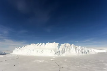 Foto op Plexiglas Large iceberg in the Antarctic © serge_t