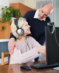 Pensioner sitting together at the computer