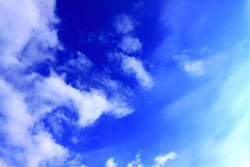 Blauer Sommerhimmel mit Wolkenschleier