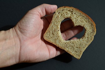 kromka chleba z sercem - obrazy, fototapety, plakaty
