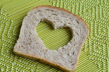 kromka chleba z sercem - obrazy, fototapety, plakaty