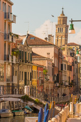 Schiefer Turm der Kirche Chiesa di Santo Stefano und Kanal in Venedig, Italien