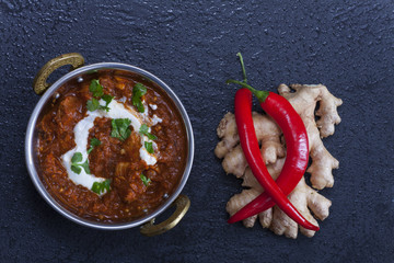 Indisches Hähnchencurry in einem Topf