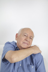 Obraz premium Elderly man with shoulder pain