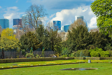 Les immeubles de la défense vus du parc de Bagatelle au printemps, Bois de Boulogne, Paris 