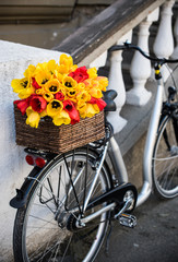 Fototapeta na wymiar city bike with a bouquet of flowers
