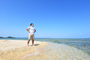 沖縄の海でくつろぐ男性